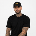 1HUNNA Signature Keep It Real Cap in black en goud – worn view