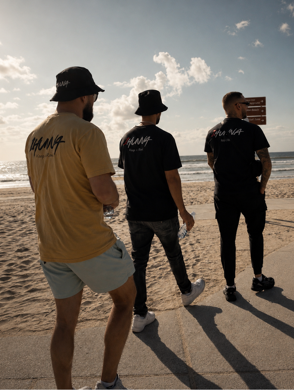 Drie modellen in 1HUNNA kleding op het strand